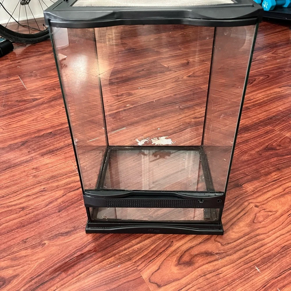 Naturalistic terrarium enclosure